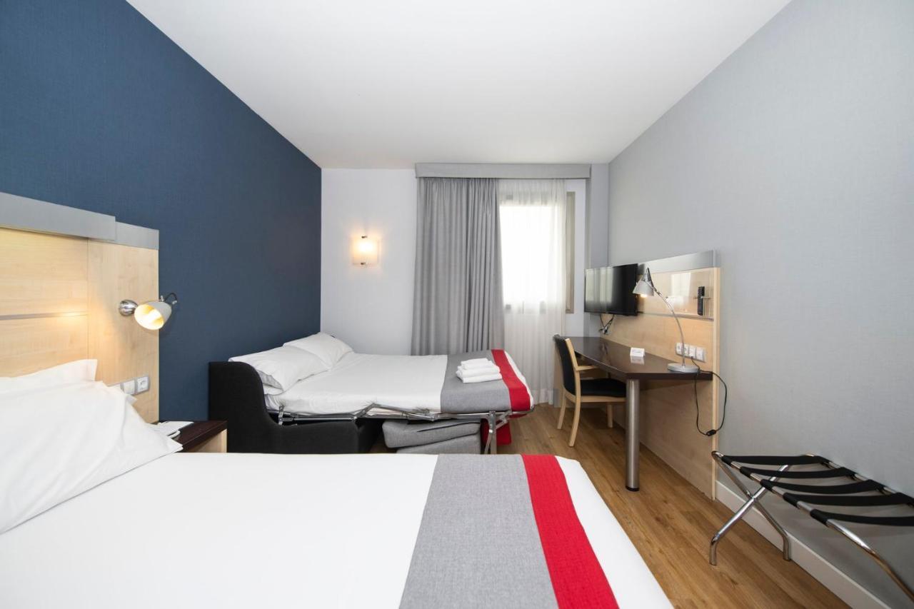 Holiday Inn Express Molins De Rei By Ihg Kültér fotó