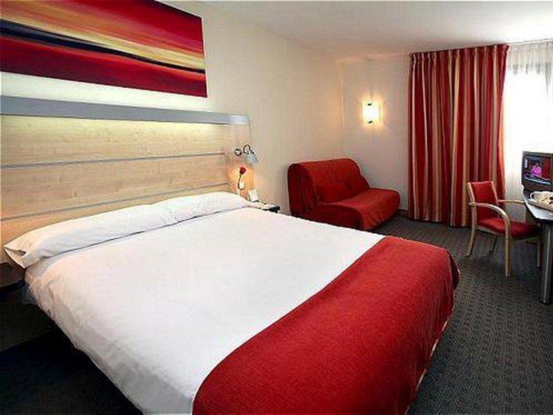 Holiday Inn Express Molins De Rei By Ihg Kültér fotó